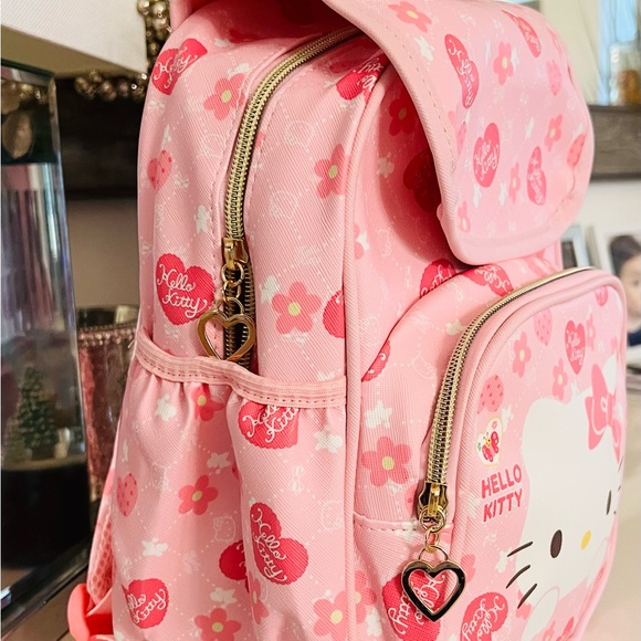 Hello Kitty - Picture 3 of 13